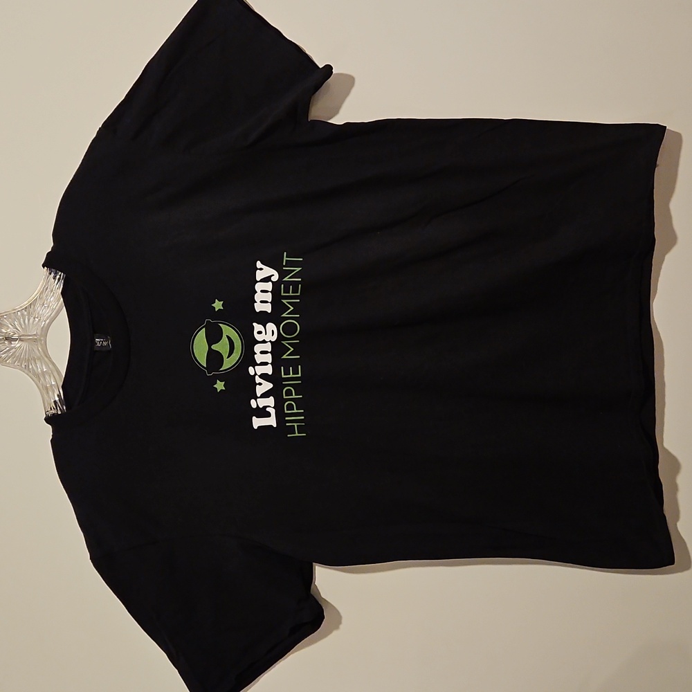 'Living my hippie moment' black short sleeve graphic tee Lg. Boomer Humor Anvil